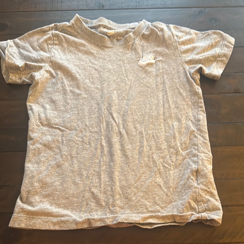 Nike Kids Gray T-Shirt “The Nike Tee” size S